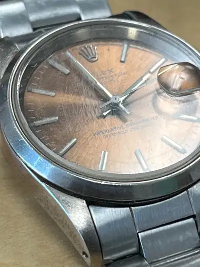 Replica Own a piece of horological history with this vintage Rolex Datejust! This watch is a distinc...