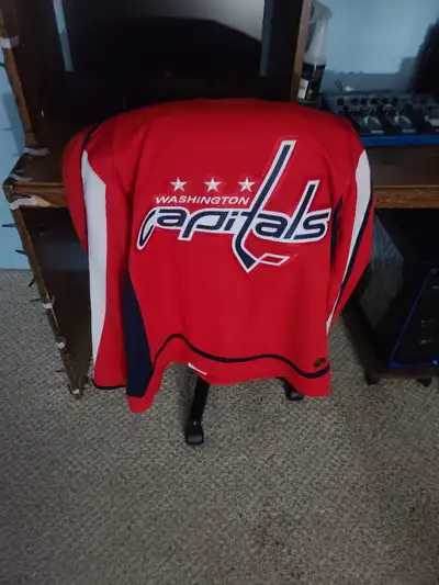 selling my Washington capitals jersey so I get a new one in it's place!