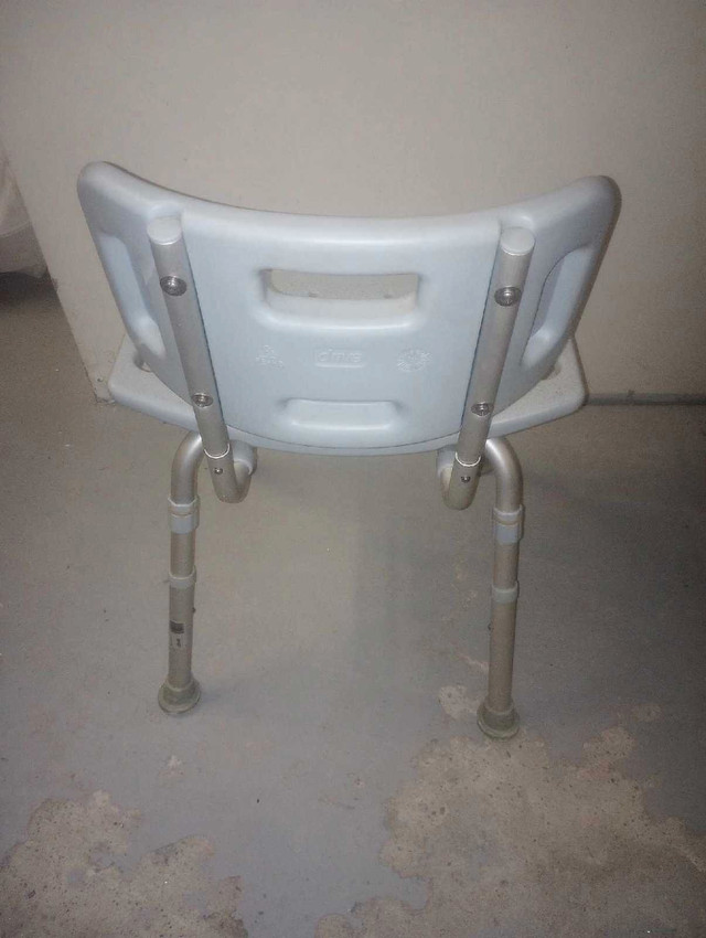 Bath / Shower Chair / Seat / Height Adjustable Legs / Good Condi in Health & Special Needs in Kawartha Lakes - Image 2