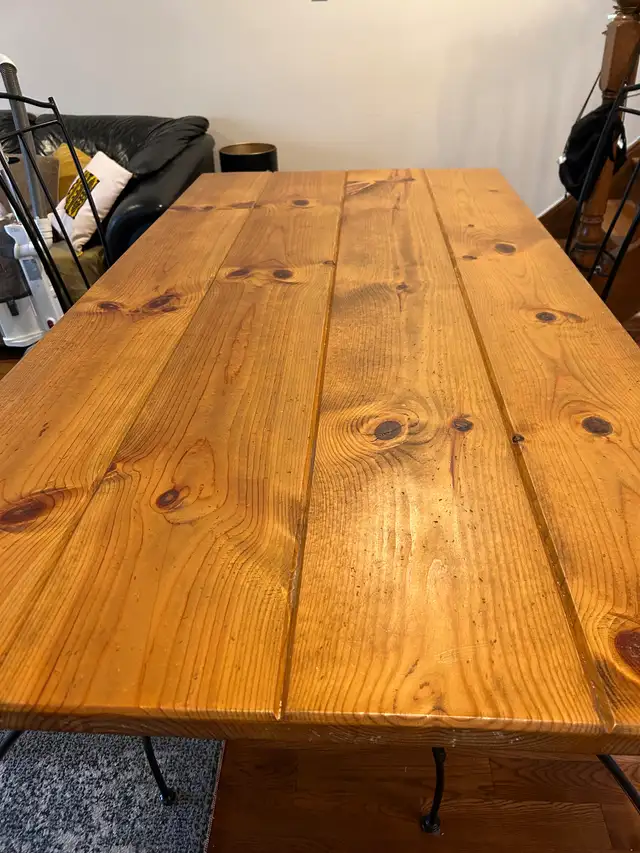 Beautiful solid wood table and 4 chairs64661853333762123