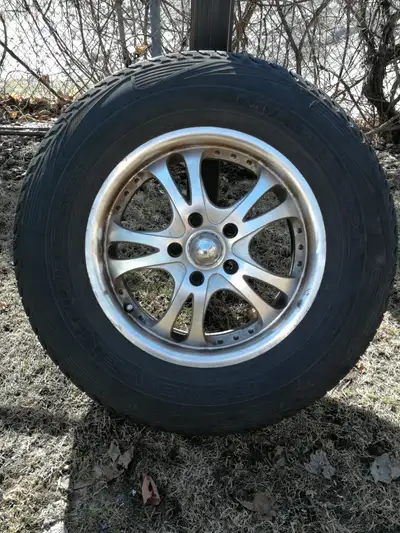 4 Pneus monté sur Mag 16" Pneus montés sur Mag 16 ‘’ En très bon état. Pour VUS. 325/70R16 Pneus 4 s...
