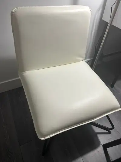 Fauteuil d’appoint inclinable 3 niveaux – blanc en simili cuir Fauteuil en excellente condition ayan...