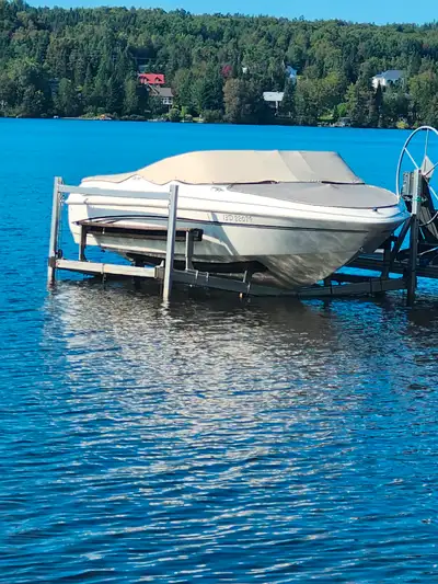 Très beau bateau Glastron SX195, année 2000 en excellente condition prêt pour l’été. Capacité de 8 p...