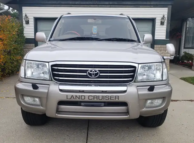 TOYOTA Land Cruiser UZJ100 2001 (JDM)