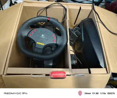 Vivez une expérience de conduite ultime avec le volant Logitech MOMO Racing Force Feedback. Conçu po...