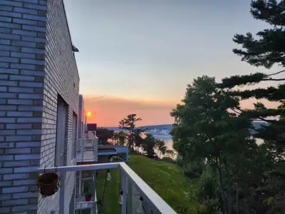 Cessation de bail, libre à partir du mois de mars. Superbe appartement 4 1/2 + avec vue sur le fleuv...