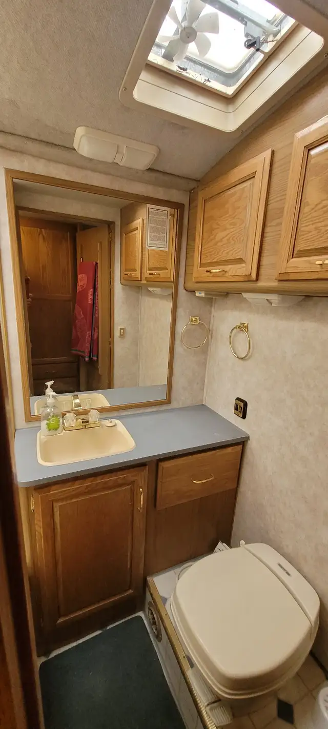 1997 Fleetwood Bounder 32H Motorhome in RVs & Motorhomes in Cranbrook - Image 10