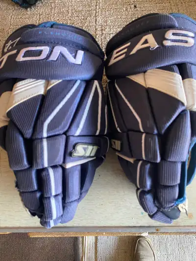 Junior Easton hockey gloves, View more