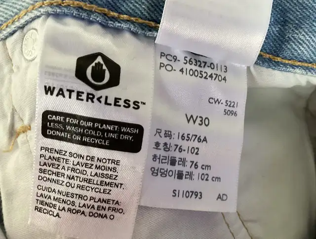 Levi’s Denim Shorts - size 30 in Women's - Bottoms in Oakville / Halton Region - Image 4