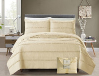 Ruffle Quilt Set Queen / NEW