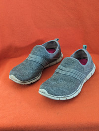 Ladies grey soft-upper, flat-soled, shoes - size 8.5