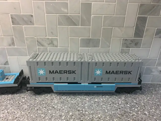 Lego train Maersk # 10219 in Toys & Games in City of Montréal - Image 5