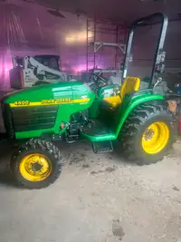 JOHN DEERE 4400 TRACTOR. COMPACT UTILITY TRACTOR LOW 1081 HRS