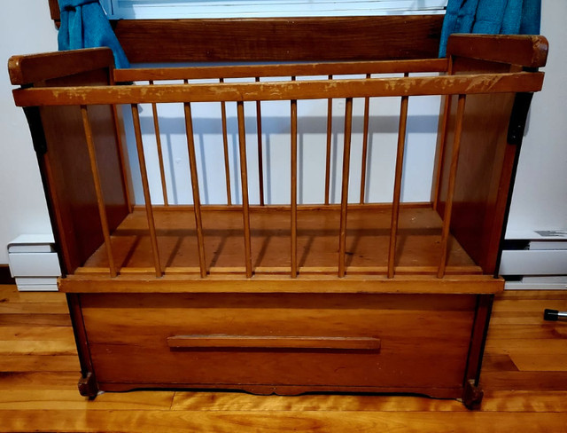 Bassinette lit vintage en bois pour poupée - article antique dans Autre  à Sherbrooke