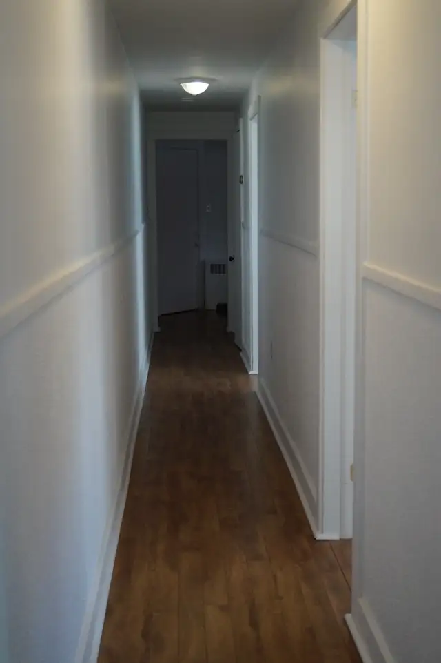 GRAND 4 1/2 À LOUER, demi sous-sol, coin Chemin Ste-Foy et Monk.