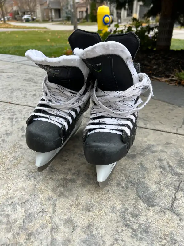 CCM Skates (Skate size 1; Shoe size 2.5 or 20.9 cm) in Hockey in Markham / York Region - Image 4