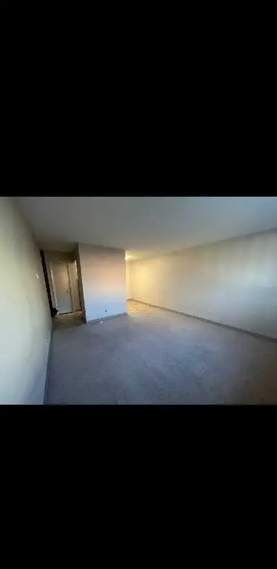 2 bedroom apartment, available immediately for a sublet(extension possible) 279 Edison Ave - North K...