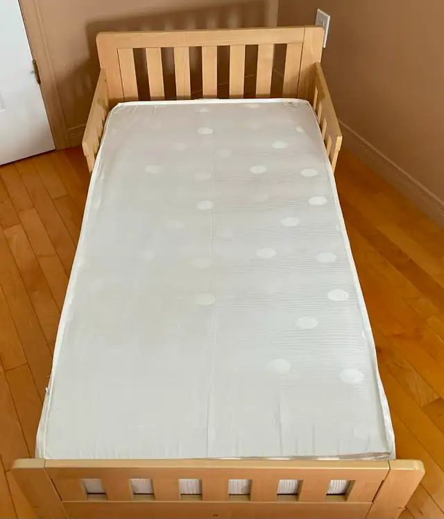 *VENDU* Lit de transition pour enfant en bois. in Beds & Mattresses in Sherbrooke - Image 4