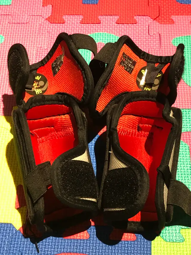 BAUER “ Supreme ONE 40” Junior Shin Pad, EXCELLENT Condition! in Hockey in Edmonton - Image 5