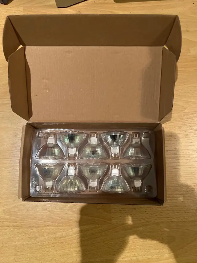 MR16 35w halogen (qty 10) in Indoor Lighting & Fans in City of Montréal - Image 2