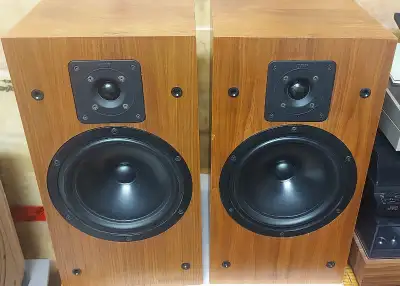 Pair of beautiful KEF C60 bookshelf speakers in natural walnut veneer. They sound and look great. Ma...