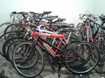 on doit vider notre entrepot,velo de route et montagne : 60 $ et plus, en bon etat,rien a reparer pa...