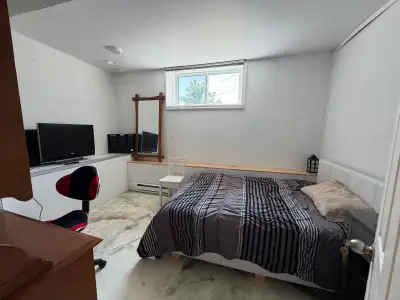 Laval chambres à louer/ rooms for rent 2 minutes à pied du métro Cartier chambre au Chambre privée a...