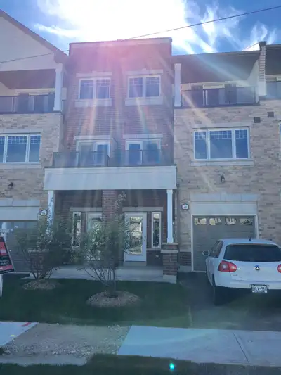 Stunning 3-storey townhouse, perfectly located in one of Brampton's most desirable neighbourhoods’,...