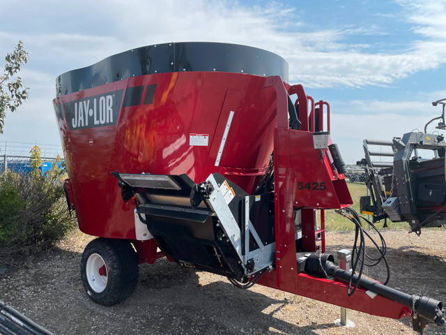 2022 Jaylor 5425 feed mixer wagon in Farming Equipment in Saskatoon - Image 3