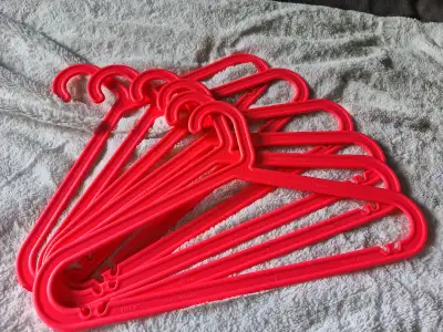 Cintres en plastique rose, View more