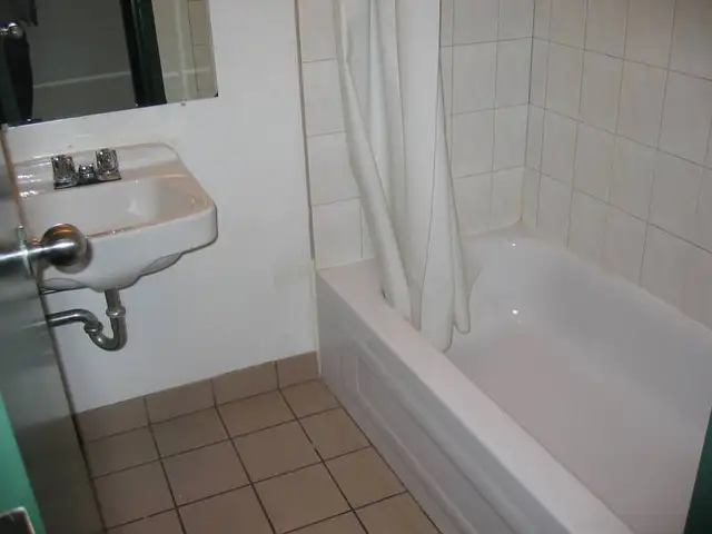 *Montréal métro DeCastelnau - chambres à louer - rooms for rent* in Room Rentals & Roommates in City of Montréal - Image 9