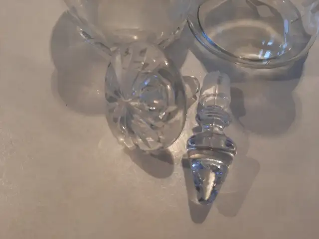 Carafes en verre ciselé   ameublement art et antiquité in Arts & Collectibles in Longueuil / South Shore - Image 3