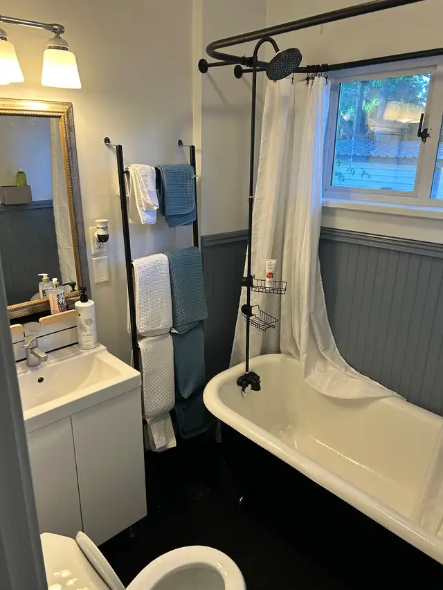 Fairfield Cottage Fully Furnished/All Utilities Included in British Columbia in Canada - Image 5