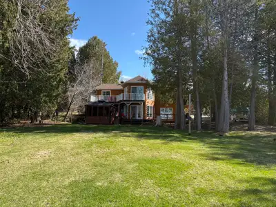 Magnifique maison bigénérationelle sur le bord du lac Témiscamingue minutieusement entretenue avec 2...