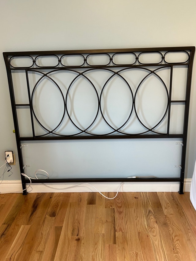 Headboard Metal plus matching bench Lits et matelas Ouest de l’Île