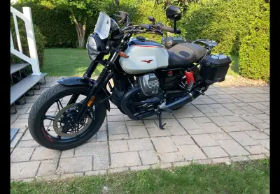Moto Guzzi v7 stone ,4500km aucune égratignure ,conditions A1 avec pare brise Isotta a déclenchement...