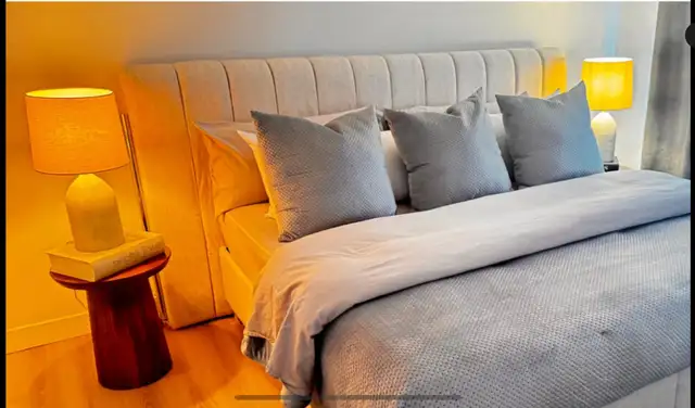 Lit King size Box Spring + Matelas + Tables de chevet in Beds & Mattresses in Trois-Rivières - Image 7