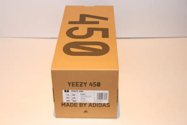 Adidas Yeezy 450 Black Utility Black Size 11 in Other in City of Toronto - Image 9