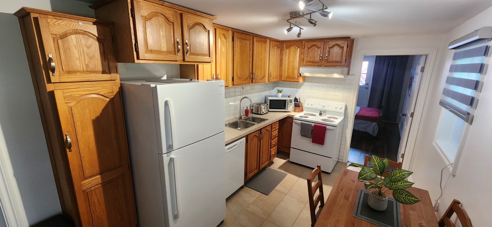 ROSEMONT – Dispo MAINTENANT – TOUT CECI MEUBLÉ- Neuf 3 1/2 — photo 3