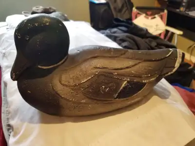 Antique Mallard duck decoy it is a floating 70 +years old .It is located in Ñeepawa Mb Please contac...