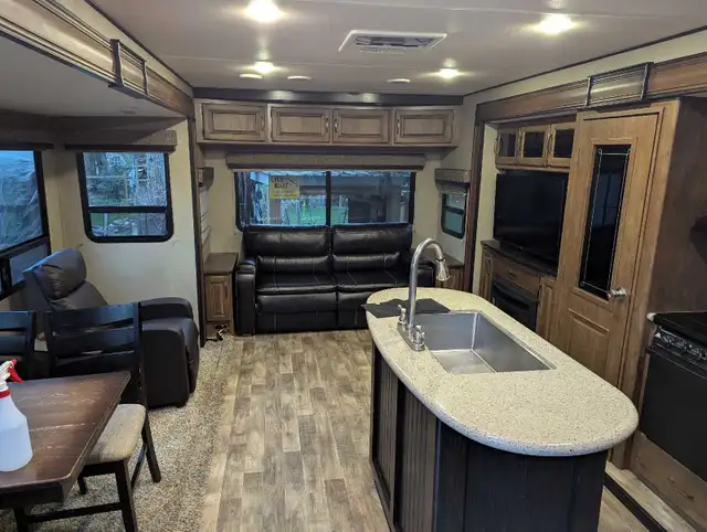 Grand Design Reflection For Sale in Travel Trailers & Campers in Comox / Courtenay / Cumberland - Image 7