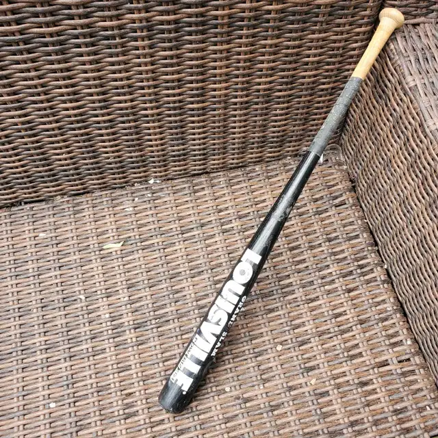 33" Louisville Slugger Official Softball Bat in Baseball & Softball in Barrie - Image 2