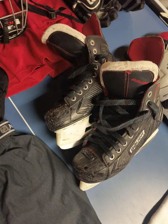 Youth Hockey Equipment in Hockey in Winnipeg - Image 5