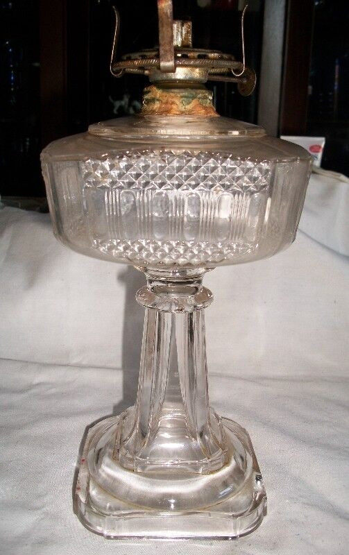 Vintage Glass Oil Lamp dans Art et objets de collection  à Longueuil/Rive Sud