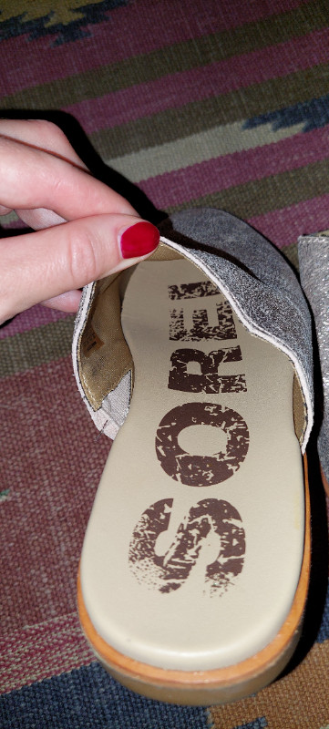 Sorel Metallic Rose Gold Slip on Flat Shoe Size 5.5 in Women's - Shoes in Delta/Surrey/Langley - Image 4