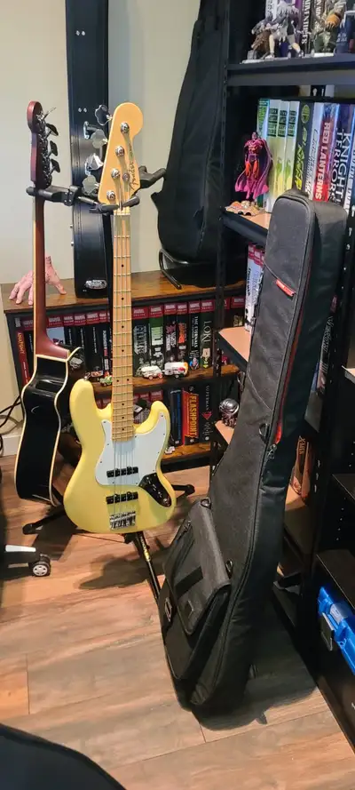 Fender Player Jazz Bass + Gator Bass Transit Bag + Strap Lock, View more