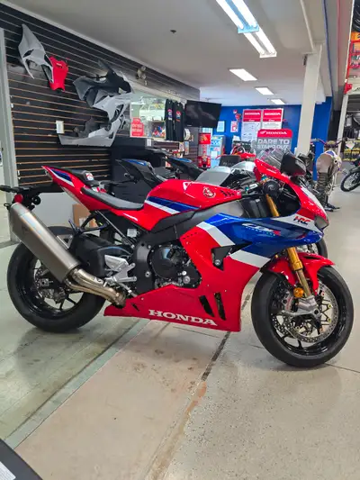 Since its introduction in 1992, Honda’s iconic Fireblade has evolved into an incredible 1000cc sport...