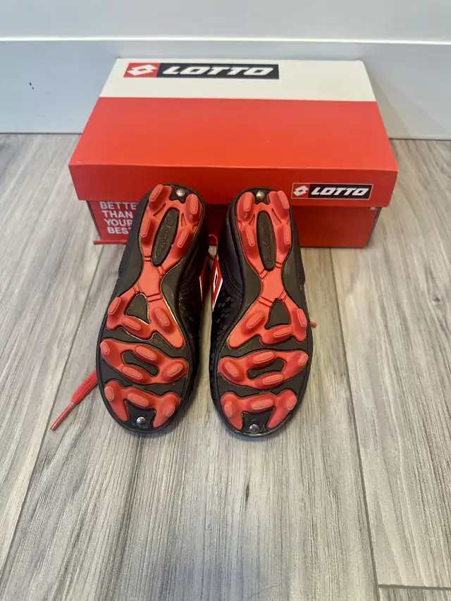 Toddler Soccer Cleats Size 8T in Soccer in London - Image 4