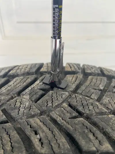 Un pneu a été réparé. Regarde les photos. Prix 150$ pour les 2 pneus.