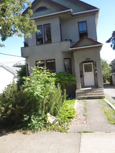 furnished 3 bed 2 bath entire top floor ,downtown/fairfield